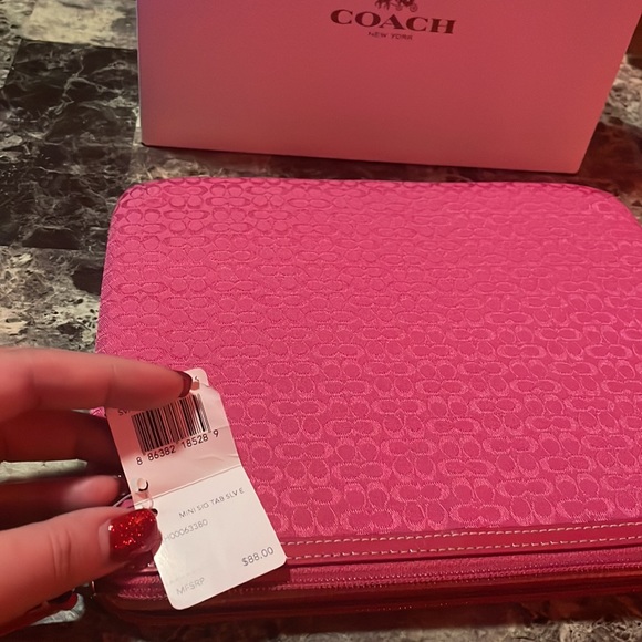 Coach vibrant pink punch color mini signature tablet sleeve with zipper - Picture 4 of 6